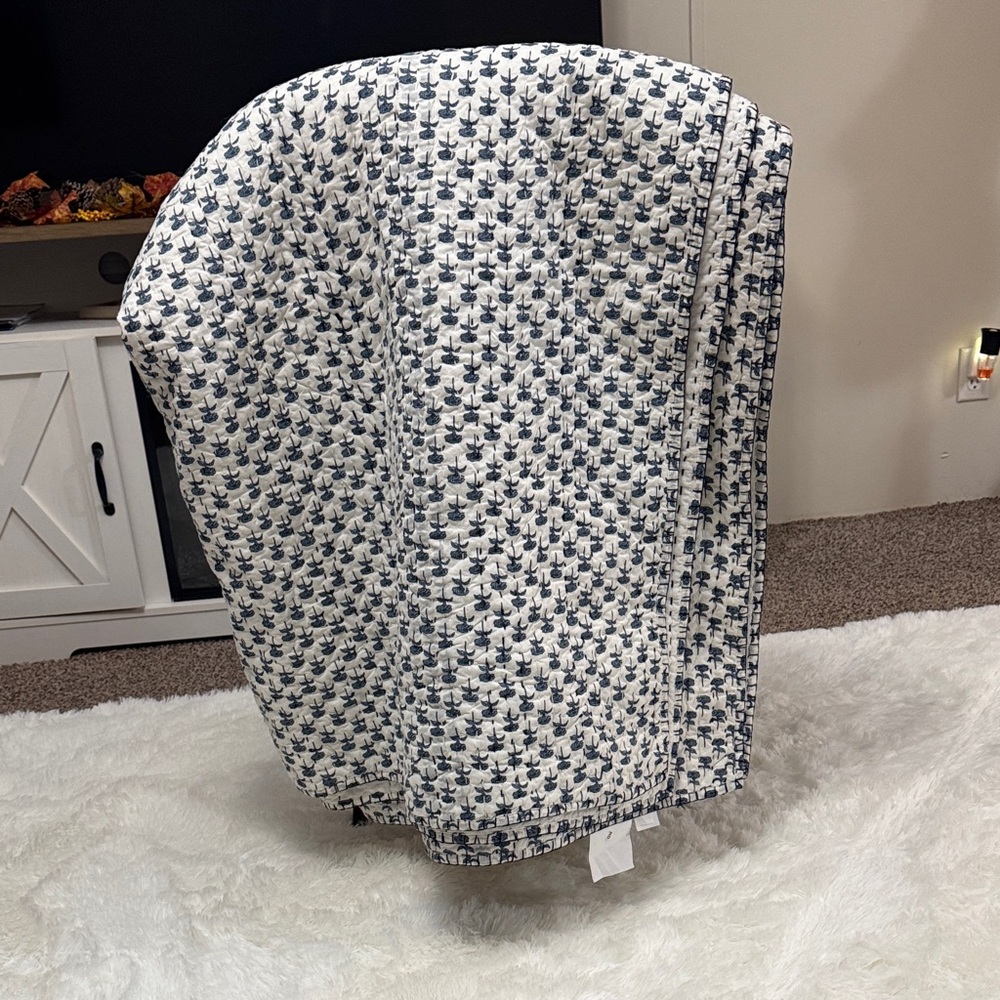 Magnolia New Blue and White Quilted Throw great quilt soft and fresh …